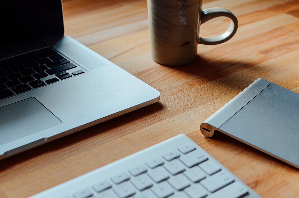 Bureau avec clavier et café